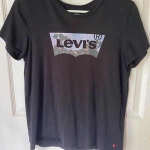 Black Levi’s women’s tee shirt